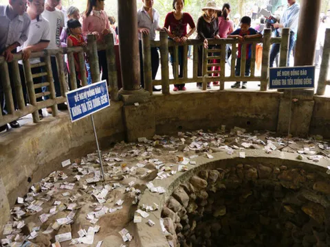 Bộ Tài chính: Khuyến khích người dân chuyển khoản tiền công đức