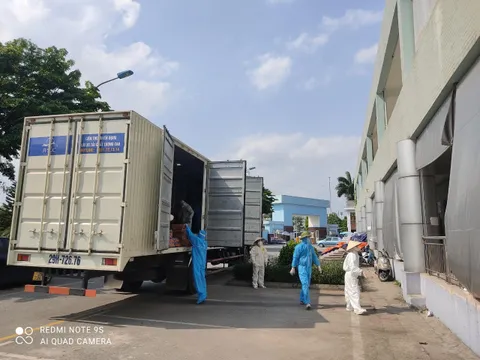 Bệnh viện K 'chia lửa' 400.000 khẩu trang y tế và nhu yếu phẩm đến với tâm dịch Bắc Ninh, Bắc Giang