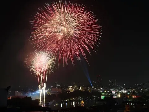 TPHCM bất ngờ dừng bắn pháo hoa dịp 30/4