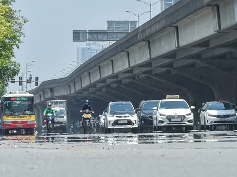 Người dân quay cuồng với nắng nóng đầu hè, mặc 3 lớp áo vẫn bỏng rát