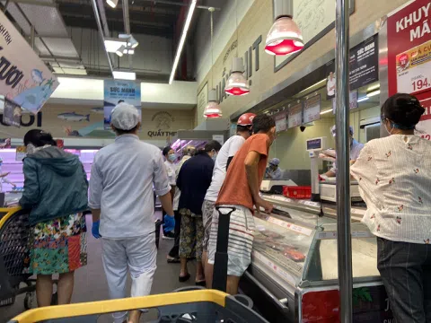 Người dân TP.HCM "đổ xô" ra đường, "vét sạch" siêu thị