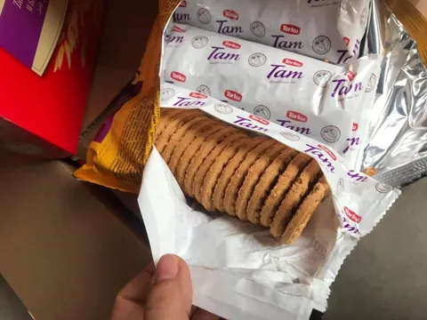 Hà Nội: Phát hiện cơ sở chế biến đang "tân trang" hơn 3 tấn bánh quy hết hạn sử dụng