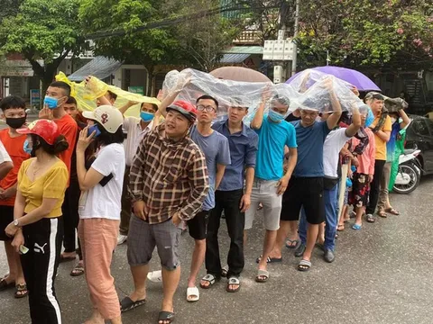 Vì yêu CLB HAGL, người hâm mộ bỏ việc, đội mưa để mua vé