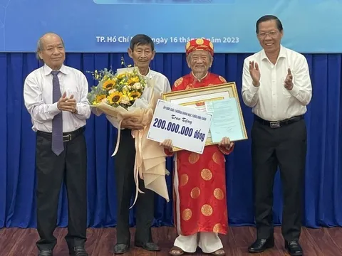 Nhà nghiên cứu Nguyễn Đình Tư đoạt giải khoa học Trần Văn Giàu ở tuổi 103