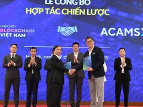 Hai người Việt Nam đầu tiên nhận chứng chỉ phòng, chống rửa tiền từ ACAMS