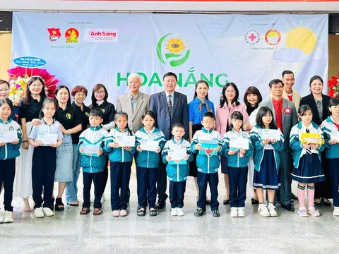 Lâm Đồng: Nhiều phần quà đến với học sinh trong chương trình Hoa nắng